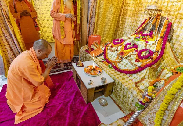 Yogi Visit Ayodhya:अयोध्या में रामलला के दर्शन कर सीएम योगी ने कहा राम काज कीन्हे बिना मोहिं कहां विश्राम