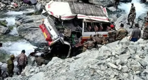 Army Bus Accident: सेना के 26 जवानों को लेकर जा रही बस नदी में गिरी 7 की मौत