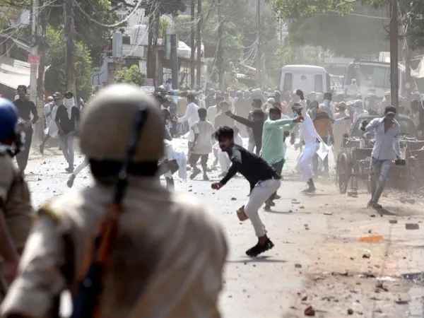 Prayagraj Violence:प्रयागराज हिंसा में शामिल दंगाइयों के खिलाफ पुलिस का सख़्त एक्शन जारी 1000 पर एफआईआर 65 गिरफ्तार