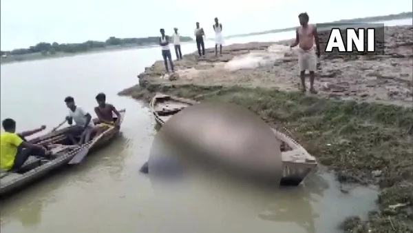 Banda Boat Accident: बांदा नाव हादसे में अब तक 11 शव बरामद फतेहपुर के किशनपुर मझिगवां घाट पर आधा दर्जन शव उतराते मिले