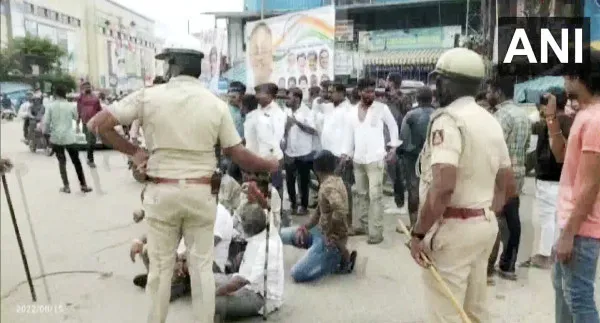 Karnataka Shivamogga News: कर्नाटक के शिवमोगा में वीर सावरकर बनाम टीपू सुल्तान को लेकर बवाल,धारा 144 लागू पुलिस ने किया लाठी चार्ज