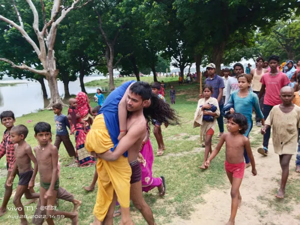 Fatehpur News: फतेहपुर में उफनाई यमुना में डूबी दो लड़कियां एक की मौत दूसरे को गोताखोरों ने बचाया