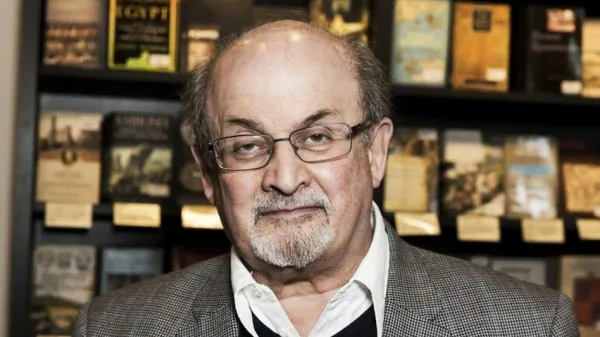 Salman Rushdie Attacked: दुनिया के जाने माने मशहूर लेखक सलमान रुश्दी पर न्यूयॉर्क में हमला