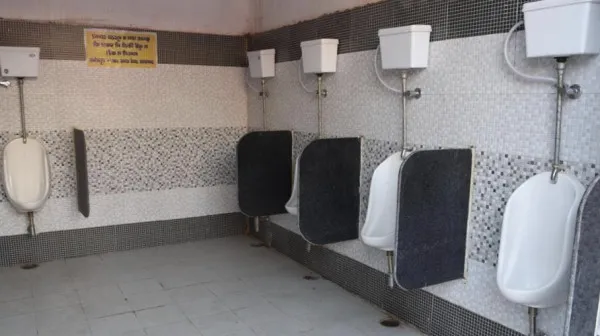 Indian Railways Toilet News: गज़ब हो गया पेशाब करने पर IRCTC ने GST सहित वसूले 112 रुपए