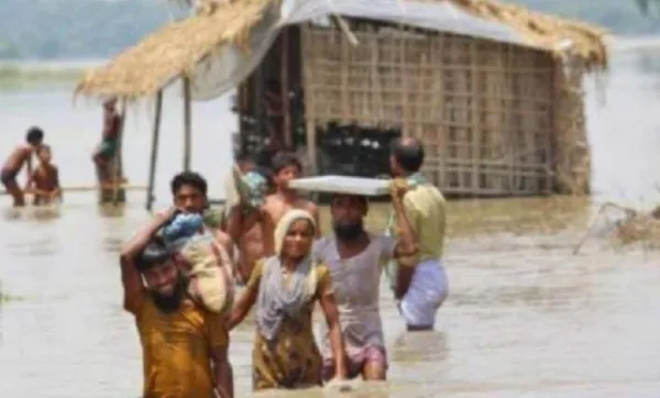 Flood In UP : यूपी के दो दर्जन जिलों में बाढ़ का कहर, अधिकारियों की बदइंतजामी ने बढ़ा दी हैं मुश्किलें