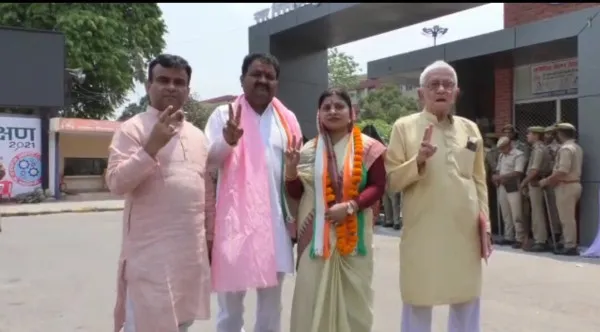 Kanpur Mayor Candidate Nomination News : लड़की हूँ-लड़ सकती हूं के नारे के साथ कांग्रेस मेयर प्रत्याशी ने किया नामांकन