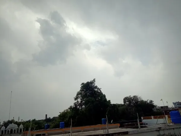 Kanpur weather news : मौसम ने ली करवट, तेज हवाओं के साथ रुकरुक कर हो रही बारिश