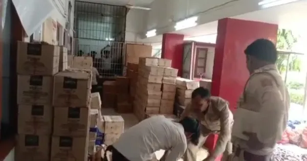 Kanpur smuggling liquor : फिल्मी स्टाइल में तरबूज के नीचे छिपा रखी थीं अवैध शराब से भरी पेटियां,धरे गए
