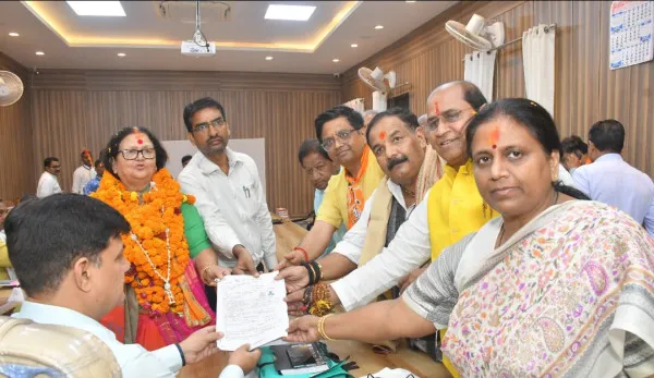 Kanpur pramila pandey news : प्रमिला पांडे के नामांकन जुलूस में शामिल हुए मंत्री,विधायक,कहा पार्टी के भरोसे पर खरी उतरूंगी