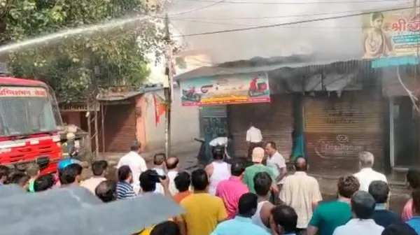 Kanpur fire : दो दुकानों में लगी भीषण आग,4 वाहन समेत लाखों का नुकसान
