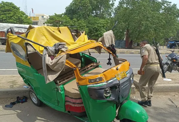 Kanpur Dehat Accident : कानपुर देहात में भीषण सड़क हादसा, तेज रफ्तार कार ने ऑटो में मारी टक्कर एक की मौत,5 घायल