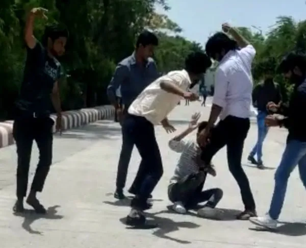 Kanpur students beaten viral news : शिक्षा के मंदिर में छात्रों की दबंगई,बीबीए छात्र को घेरकर किया अधमरा