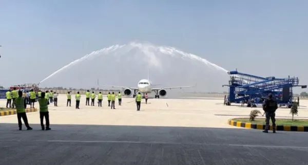 First Flight Welcome In Kanpur : नए टर्मिनल एयरपोर्ट पर पहुंची पहली फ्लाइट, वाटर कैनन के साथ हुआ भव्य स्वागत फिर 142 यात्रियों को लेकर हुई रवाना