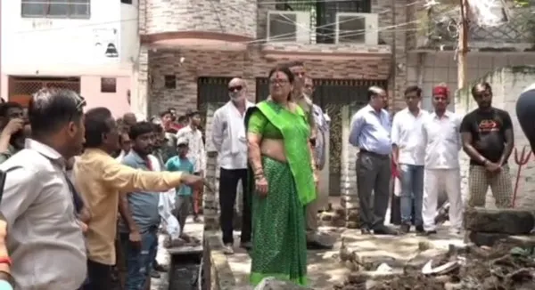 Mayor Pramila Pandey : मन्दिर में कब्जा देख मेयर प्रमिला पांडे का पारा हुआ हाई, कर दी सरकार से ऐसी अनोखी मांग