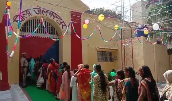 Kanpur Raksha Bandhan In Jail: जिला कारागार में मनाया गया रक्षाबंधन ! बहनों ने भाइयों की कलाई पर राखी बांध लिया वचन