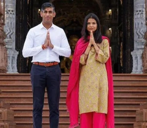 UK Pm Rishi Sunak In Akshardham: ब्रिटेन के पीएम ऋषि सुनक ने पत्नी संग अक्षरधाम मंदिर में टेका मत्था ! एक भक्त की तरह सुनक में दिखाई दी सच्ची आस्था