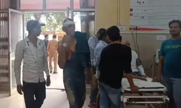Fatehpur News: फतेहपुर में मुंडन संस्कार कराकर लौट रहे डेढ़ दर्जन से ज्यादा यात्रियों से भरी पिकअप अनियंत्रित होकर पलटी, 18 घायल