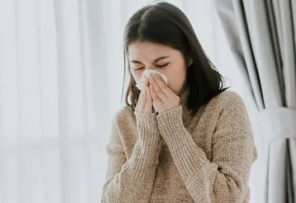 Cold Stages Health Tips: सर्दी की शुरूआत होते ही बढ़ जाता है जुखाम और खराश ! बदलते मौसम की समस्याओं के लिए अपनाएं ये घरेलू नुस्खे