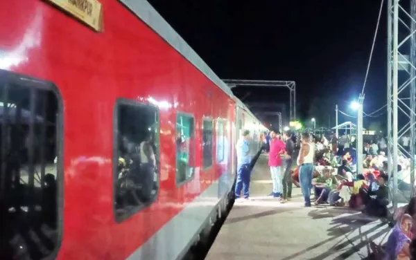Sampark Kranti News: संपर्क क्रांति ट्रेन में युवक की शर्मनाक हरकत ! BHU के वैज्ञानिक और पत्नी पर की पेशाब