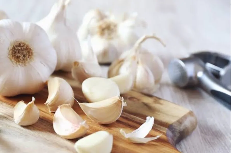  Garlic Benefits In Hindi: कच्चे लहसुन की एक कली सुबह खाली पेट खाएं ! कई बीमारियां छूमंतर