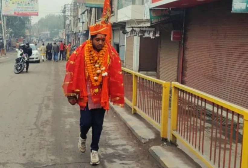 Ayodhya Ram Mandir News: हाथ में झंडा लेकर अहमदाबाद से अयोध्या धाम के लिए पैदल ही निकल पड़ा ये राम भक्त ! पिछले 35 दिनों से कर रहा है सफर 