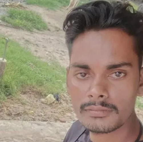 Kannauj News In Hindi: पेपर लीक होने से हताश एक युवक ने कर ली आत्महत्या ! सुसाइड नोट पढ़कर छलक उठेंगे आंसू, अखिलेश यादव की सामने आयी प्रतिक्रिया