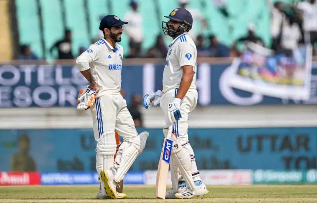 India vs England Test Series: राजकोट टेस्ट के पहले दिन रोहित और जडेजा ने जड़े शतक ! डेब्यू करने वाले सरफ़राज़ का ताबड़तोड़ अर्धशतक, बड़े स्कोर की तरफ भारत
