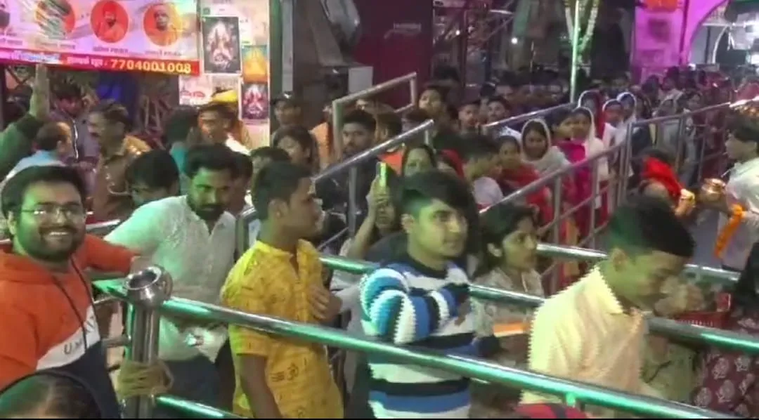 crowd_of_devotees_gathered_in_shiv_temples