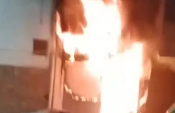 Prayagraj Crime In Hindi: बेटी की मौत से गुस्साए मायके पक्ष ने उठाया खौफ़नाक कदम ! बेटी के ससुराल में लगा दी आग, जिंदा जल गए सास-ससुर