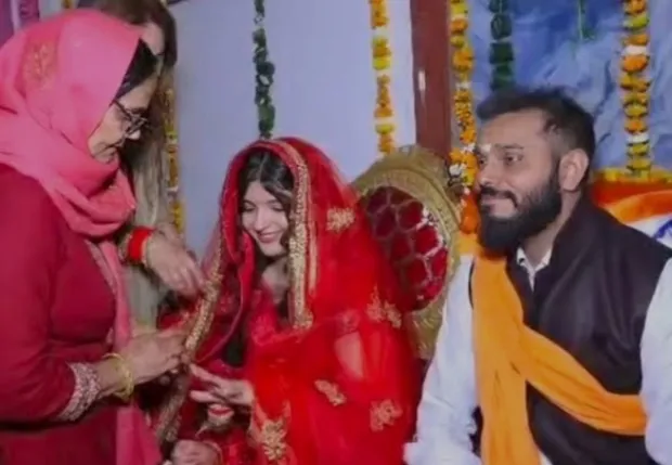 Iran UP Love Story In Hindi: ईरान की रहने वाली युवती का भारत के Youtuber पर आया दिल ! दोनों ने की सगाई