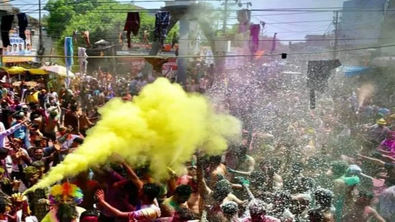 Kanpur Holi Ganga Mela: कानपुर की 'भौकाली' गंगा मेला वाली होली ! देखें तस्वीरें