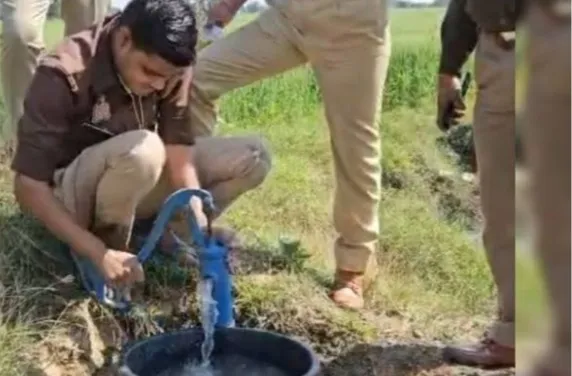 Jhansi Crime In Hindi: हैंडपंप से पानी की जगह निकलने लगी शराब ! वजह जानकर आबकारी विभाग के उड़ गए होश