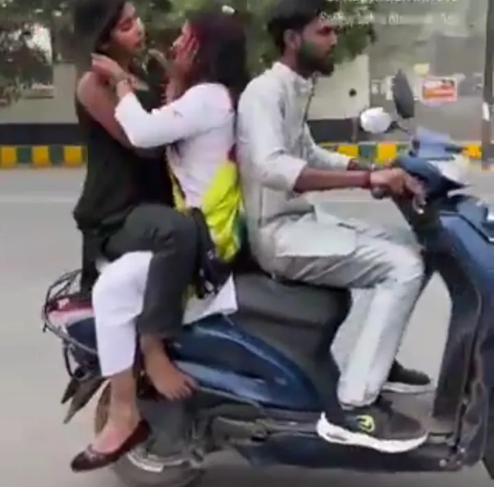 Noida Girls Holi Video: होली पर चलती स्कूटी में दो युवतियों ने बनाई अश्लील Reals ! फिर लगा इतने का चूना 