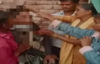Moradabad Crime In Hindi: प्रेमिका के परिजनों ने प्रेमी को अगवा कर पहनाई जूतों की माला और किया घिनौना काम ! वीडियो वायरल होने पर पुलिस ने लिया एक्शन