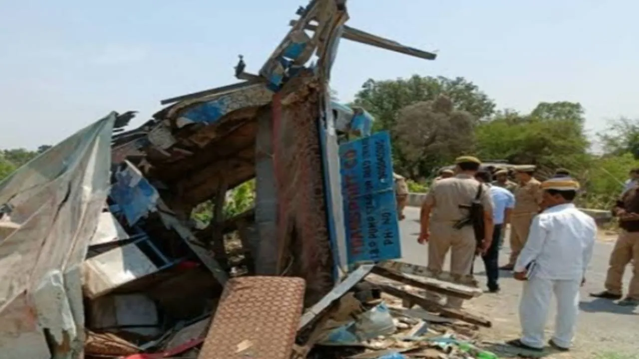 Road Accident In Pratapgarh: विंध्याचल दर्शन करने जा रही श्रद्धालुओं से भरी बस हुई हादसे का शिकार ! चारों तरफ मची चीख-पुकार तीन की मौत, 10 घायल