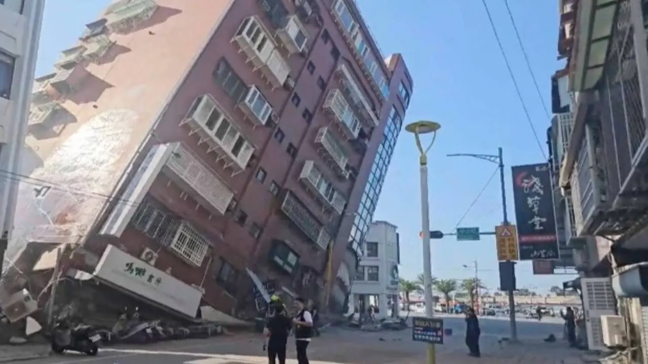Earthquake In Taiwan: भूकम्प से दहल उठा ताइवान, मचा हाहाकार ! देखें भूकम्प की खौफ़नाक तस्वीरें व वीडियोज़