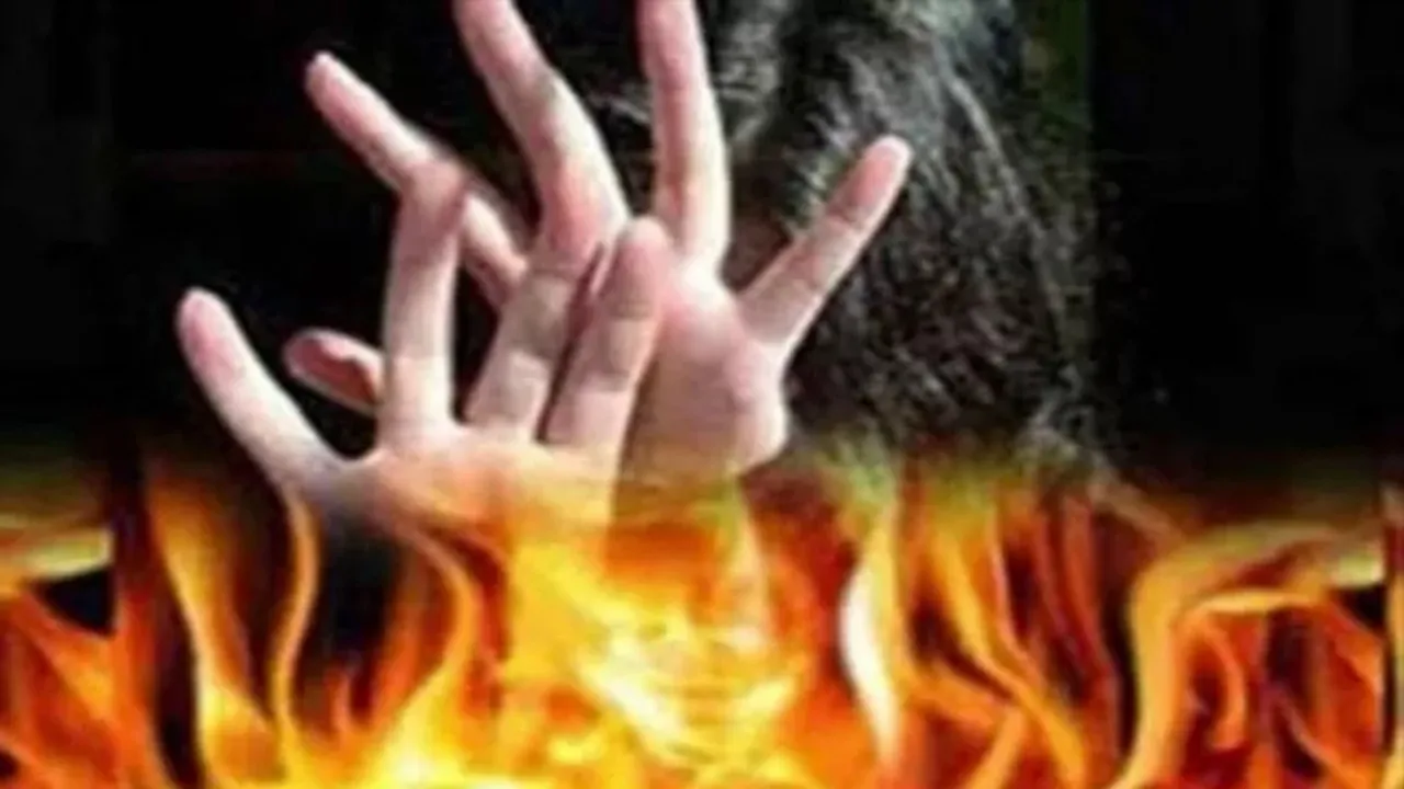 Fatehpur News: विवाहिता की संदिग्ध मौत से सनसनी, घर के अंदर मिला अधजला शव, गिरफ्तारी को लेकर घंटों हंगामा