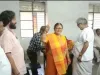 कानपुर निकाय चुनाव वोटिंग न्यूज़ : भाजपा मेयर प्रत्याशी ने कहा,काहे पड़े हो चक्कर में-कोई नहीं है टक्कर में,परिवार संग डाला वोट