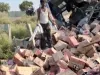 Kanpur News : बीयर लदा ट्रक पलटा,लोगों में लूट की मची होड़,पुलिस ने सम्भाला