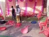 Farrukhabad News In Hindi: शादी में गर्म खाना न मिलने से भड़क गए बाराती ! चली जमकर कुर्सियां, दुल्हन के बगैर लौटी बारात