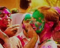 Holi Colour Remove Tips In Hindi: होली में जिद्दी रंगों को छुड़ाने में आ रही परेशानी ! जान लें आसान तरीका और अपनाएं ये टिप्स