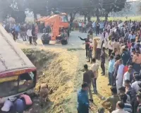 Kanpur Road Accident: कानपुर-सागर हाइवे पर दर्दनाक सड़क हादसा ! काल बनकर आयी रोडवेज बस ने छीनी तीन जिंदगियां, फिर खाई में लटक गई बस