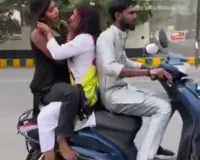 Noida Girls Holi Video: होली पर चलती स्कूटी में दो युवतियों ने बनाई अश्लील Reals ! फिर लगा इतने का चूना 