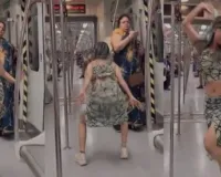 Delhi Metro Viral Dance: REEL के लिए दिल्ली मेट्रो के अंदर युवती ने किया अश्लील डांस, यूजर्स बोले रील के लिए कुछ भी..