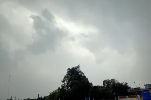 Kanpur weather news : मौसम ने ली करवट, तेज हवाओं के साथ रुकरुक कर हो रही बारिश