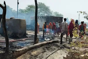 कानपुर में लगी आग : 12 झोपड़ियां तबाह,3 घण्टे की मशक्कत के बाद पाया गया काबू