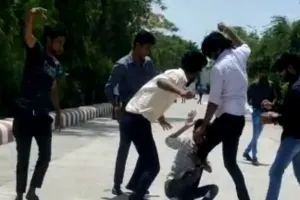 Kanpur students beaten viral news : शिक्षा के मंदिर में छात्रों की दबंगई,बीबीए छात्र को घेरकर किया अधमरा