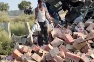 Kanpur News : बीयर लदा ट्रक पलटा,लोगों में लूट की मची होड़,पुलिस ने सम्भाला