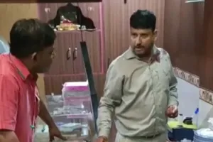 Kanpur Crime : लूट व चोरी की घटनाओं से थर्राया कानपुर,चापड़ लेकर सर्राफे की दुकान में घुसा लुटेरा,फिर हुआ ये
