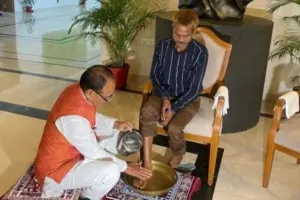 CM Shivraj Singh Chouhan Sidhi Kand : सीधी पेशाब कांड ! सुदामा बने 'दशमत' के शिवराज ने धोए पैर, मांगी क्षमा और कहा आप हमारे मित्र